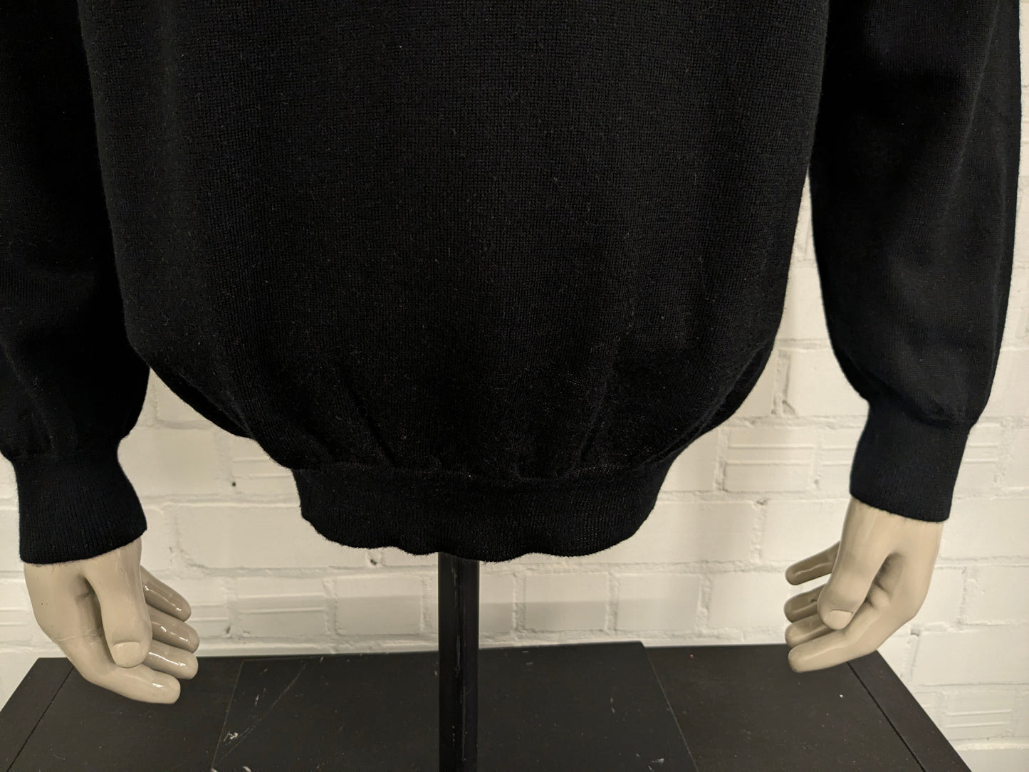 Jefe Hugo Boss Turtleneck. Color negro. Tamaño 3xl / xxxl.