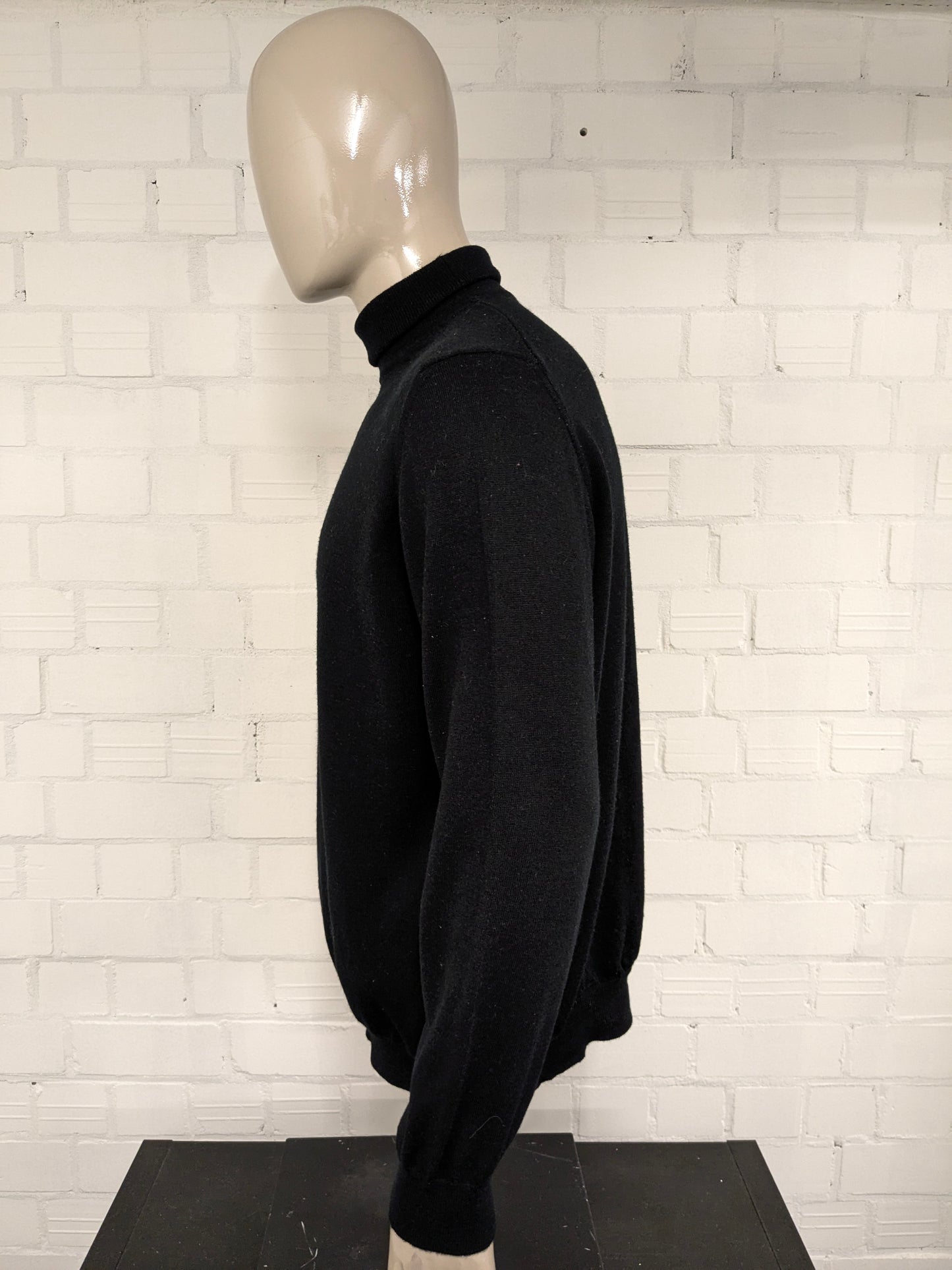 Jefe Hugo Boss Turtleneck. Color negro. Tamaño 3xl / xxxl.