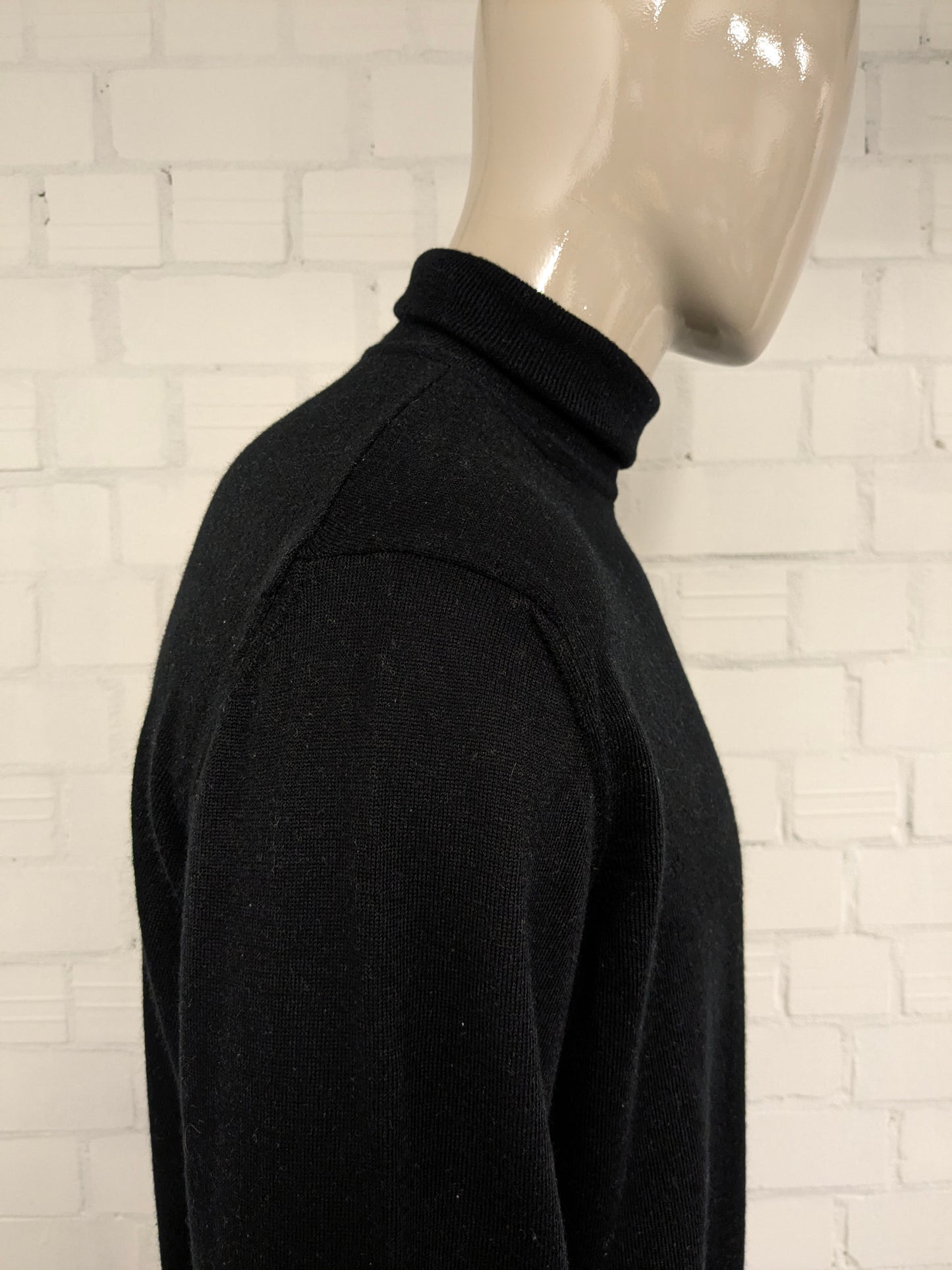 Jefe Hugo Boss Turtleneck. Color negro. Tamaño 3xl / xxxl.