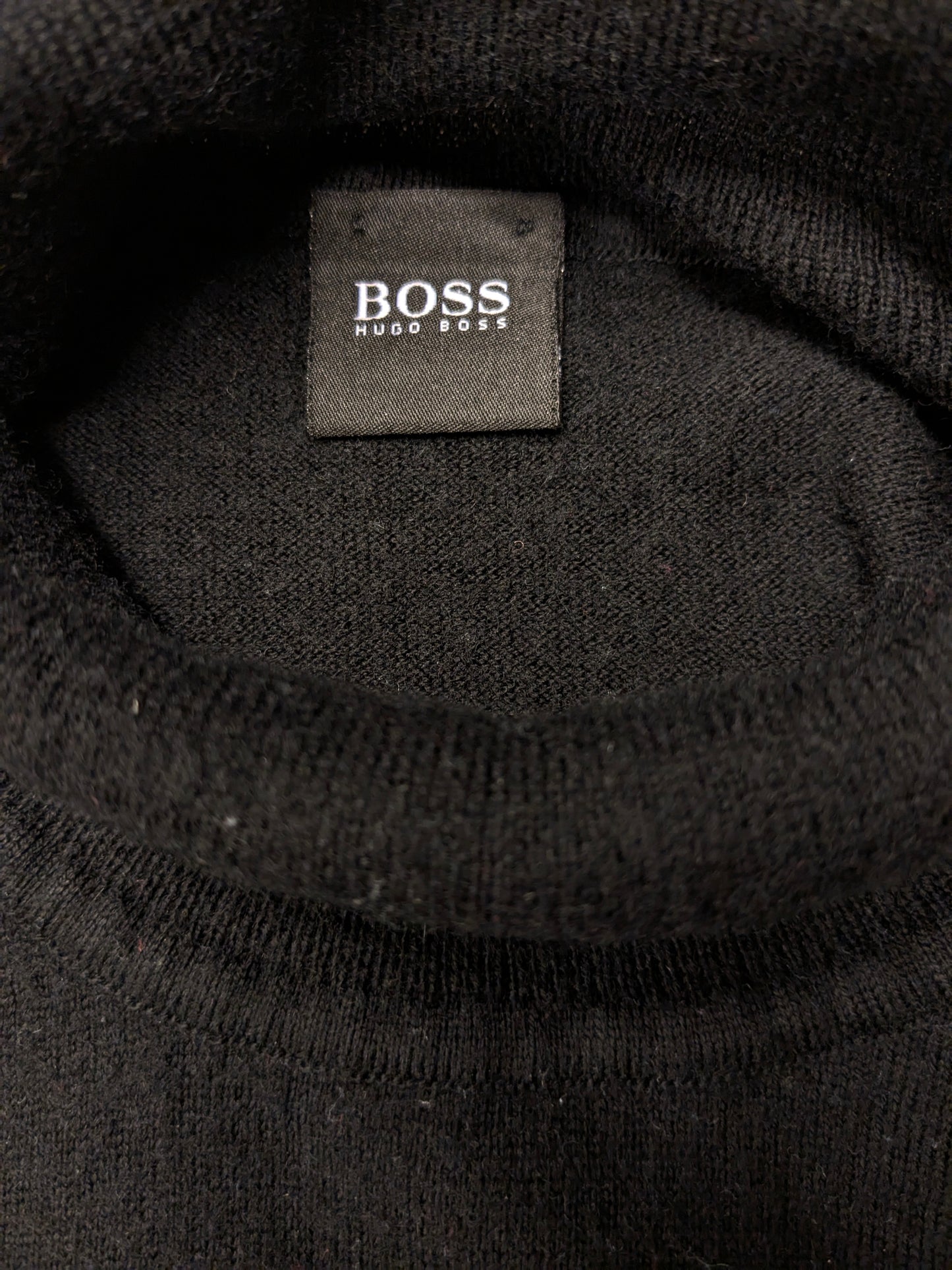Jefe Hugo Boss Turtleneck. Color negro. Tamaño 3xl / xxxl.