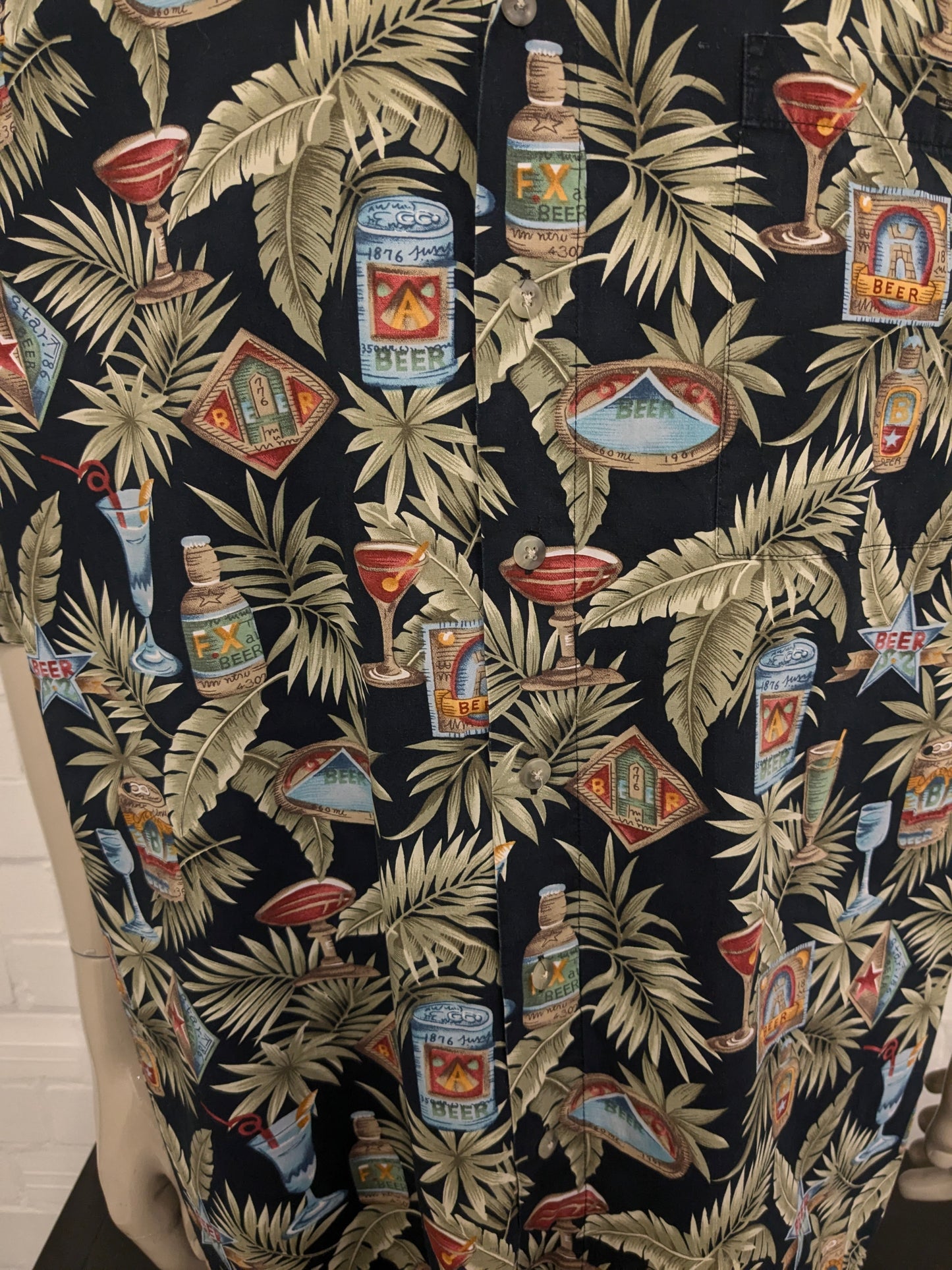 Camisa Campina Vintage manga corta. Impresión de las bebidas verdes negras. Tamaño 4xl / xxxxl.