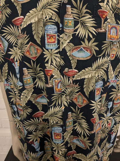 Camisa Campina Vintage manga corta. Impresión de las bebidas verdes negras. Tamaño 4xl / xxxxl.