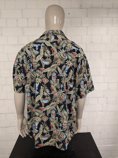 Camisa Campina Vintage manga corta. Impresión de las bebidas verdes negras. Tamaño 4xl / xxxxl.