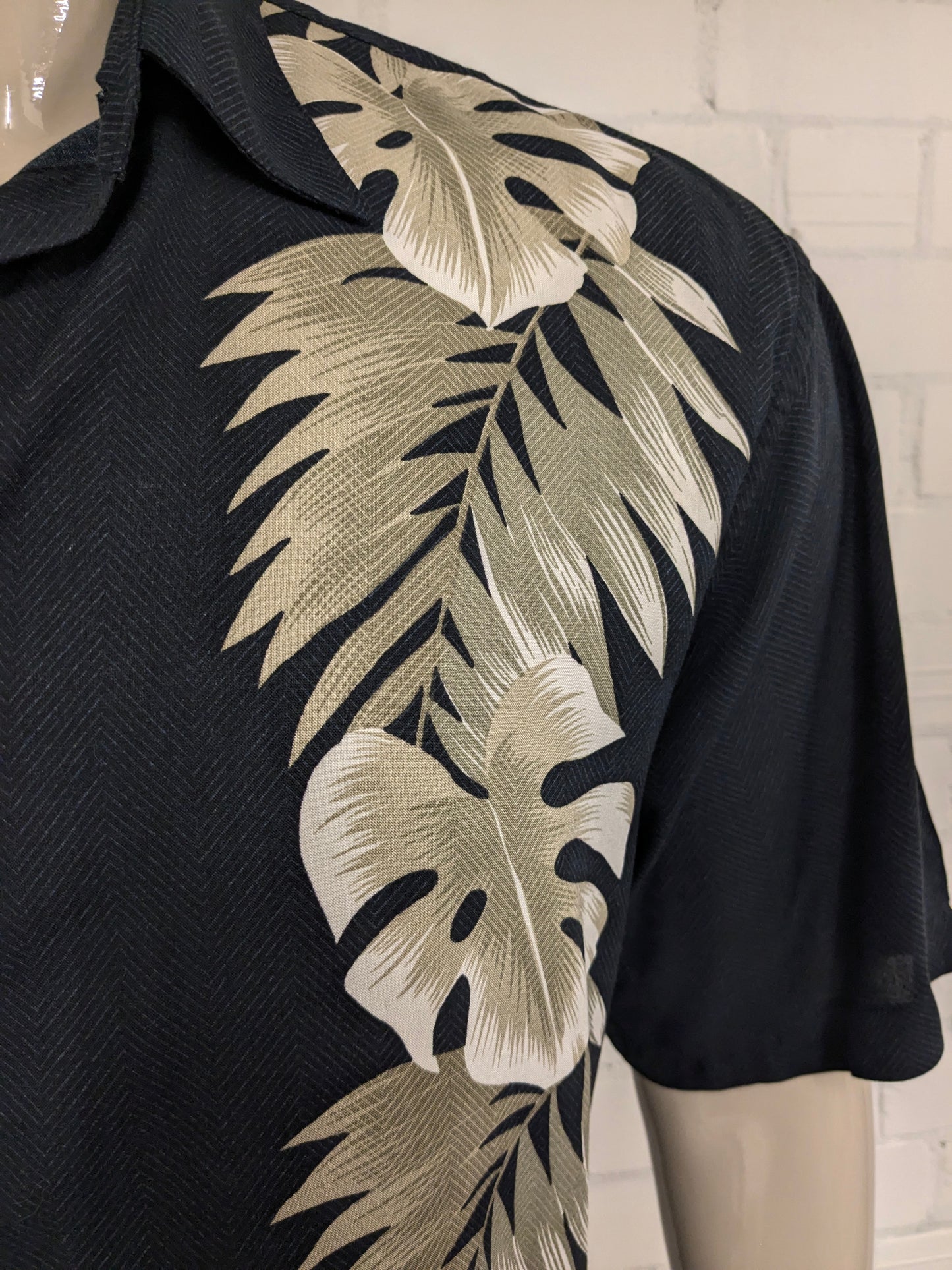 Vintage Pierre Cardin Hawaii overhemd korte mouw. Zwart Beige Groen gekleurd. Maat L.