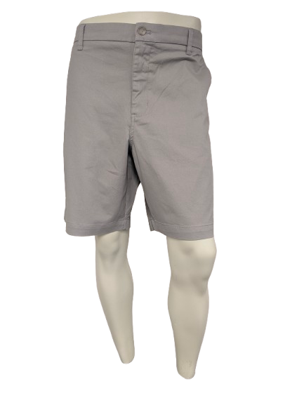 Chaps korte broek. Grijs gekleurd. Maat W38.