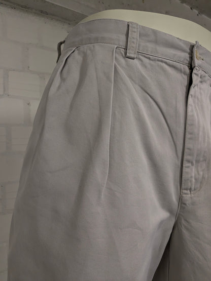 Polo Ralph Lauren korte chino broek. Licht Grijs gekleurd. Maat W36. type "Tyler Short".