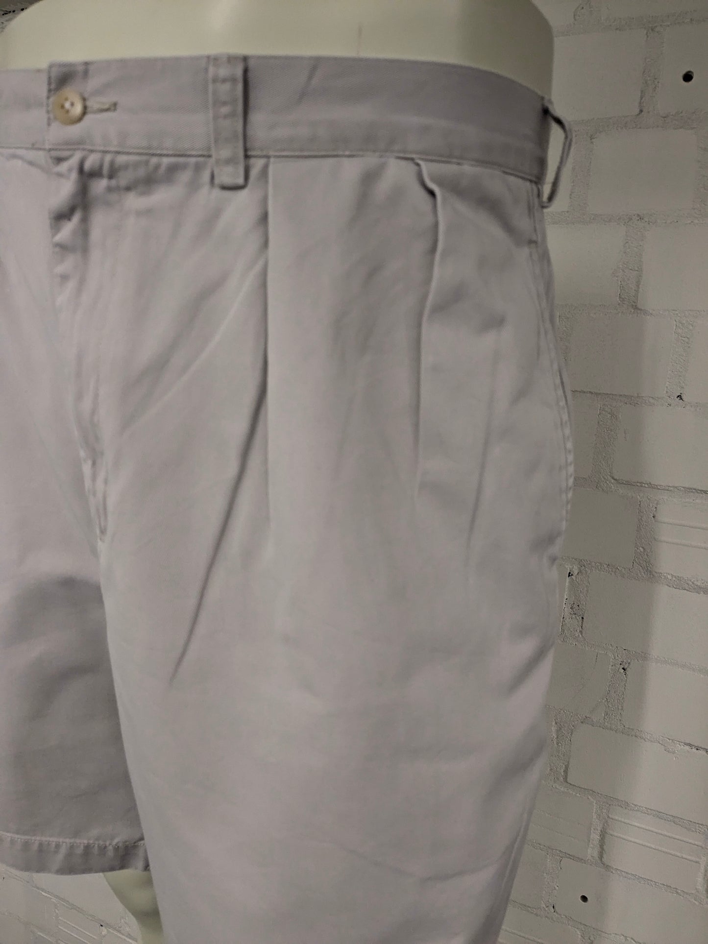 Polo Ralph Lauren korte chino broek. Licht Grijs gekleurd. Maat W36. type "Tyler Short".