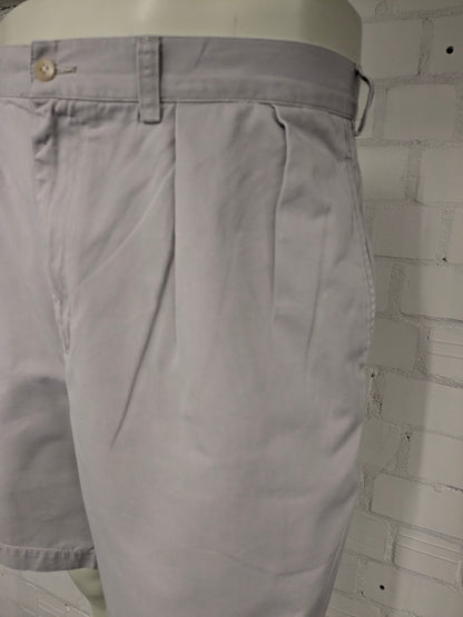 Polo Ralph Lauren korte chino broek. Licht Grijs gekleurd. Maat W36. type "Tyler Short".