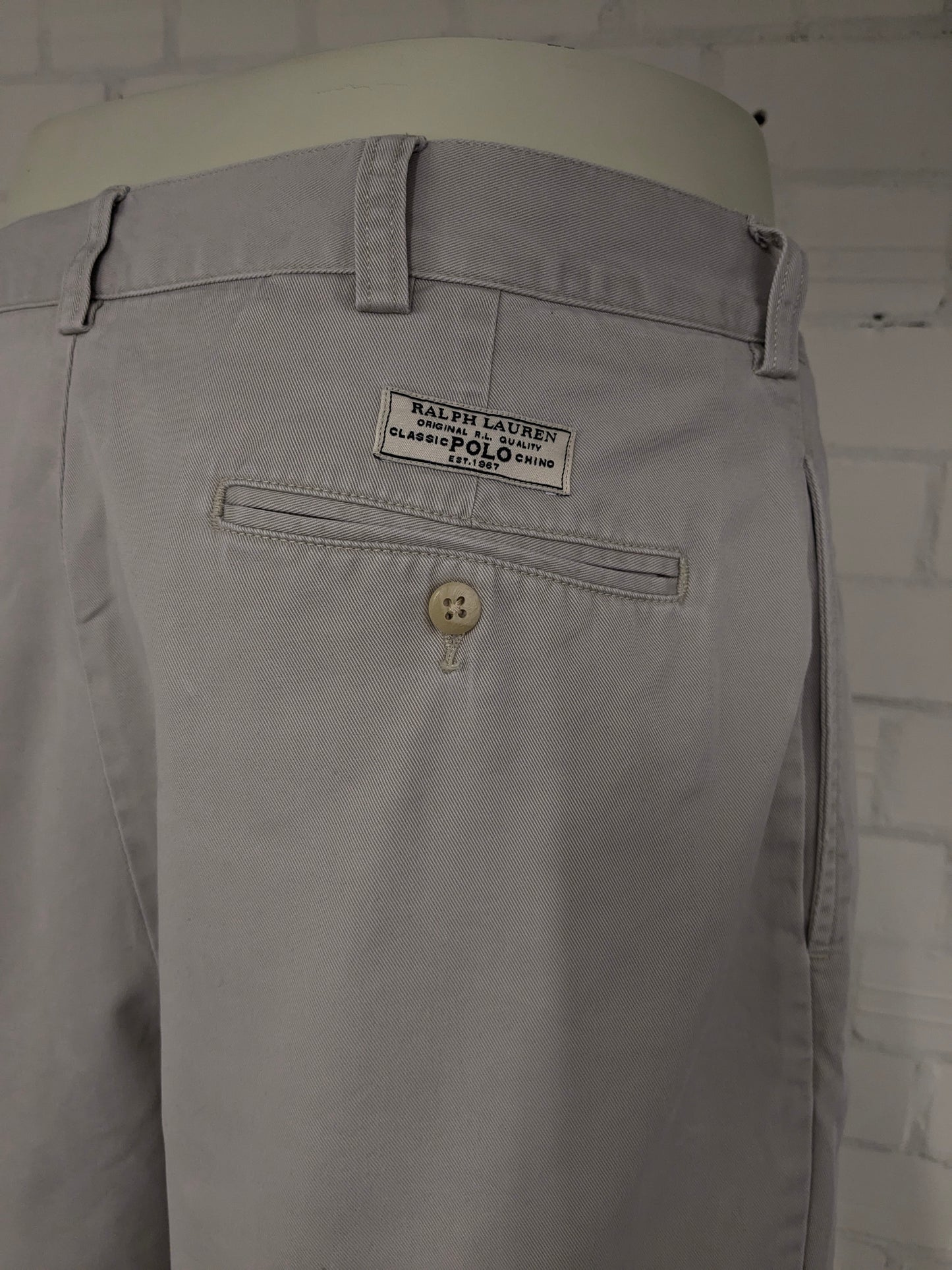Polo Ralph Lauren korte chino broek. Licht Grijs gekleurd. Maat W36. type "Tyler Short".