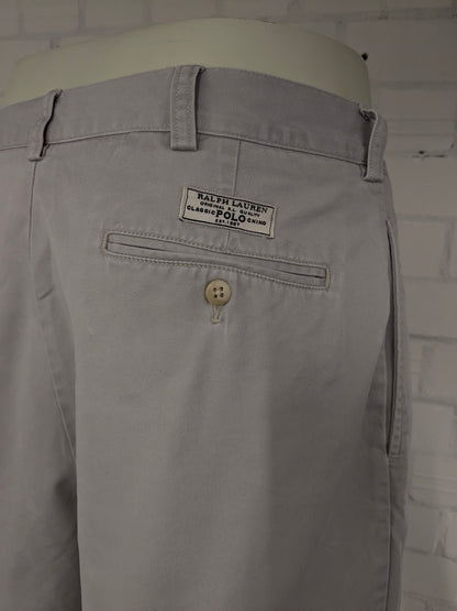 Polo Ralph Lauren korte chino broek. Licht Grijs gekleurd. Maat W36. type "Tyler Short".