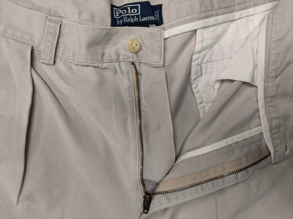 Polo Ralph Lauren korte chino broek. Licht Grijs gekleurd. Maat W36. type "Tyler Short".