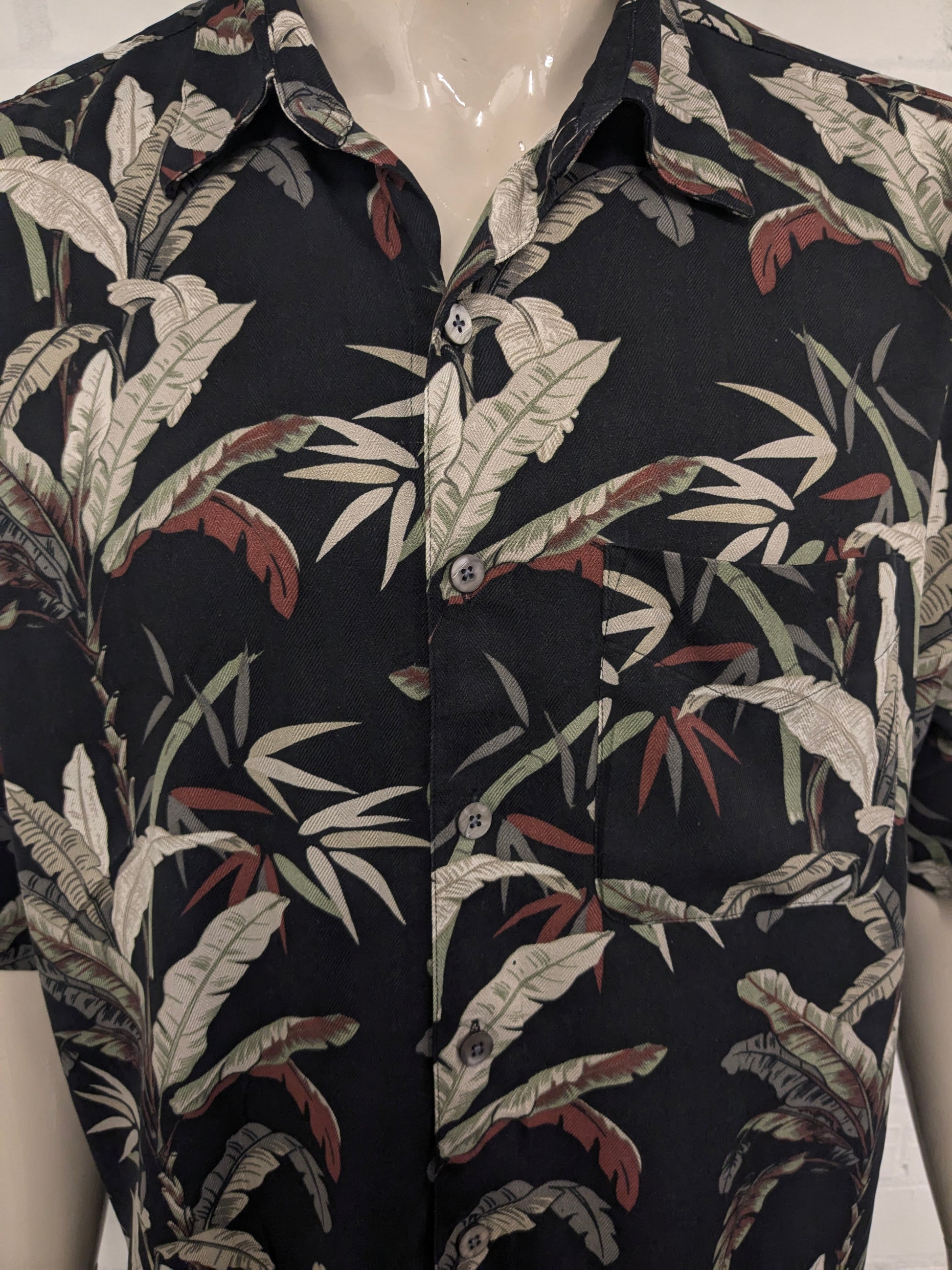 van heusen short sleeve dress shirts Van Heusen short sleeve shirt. Black Green Brown Hawaiian print. Size – EcoGents