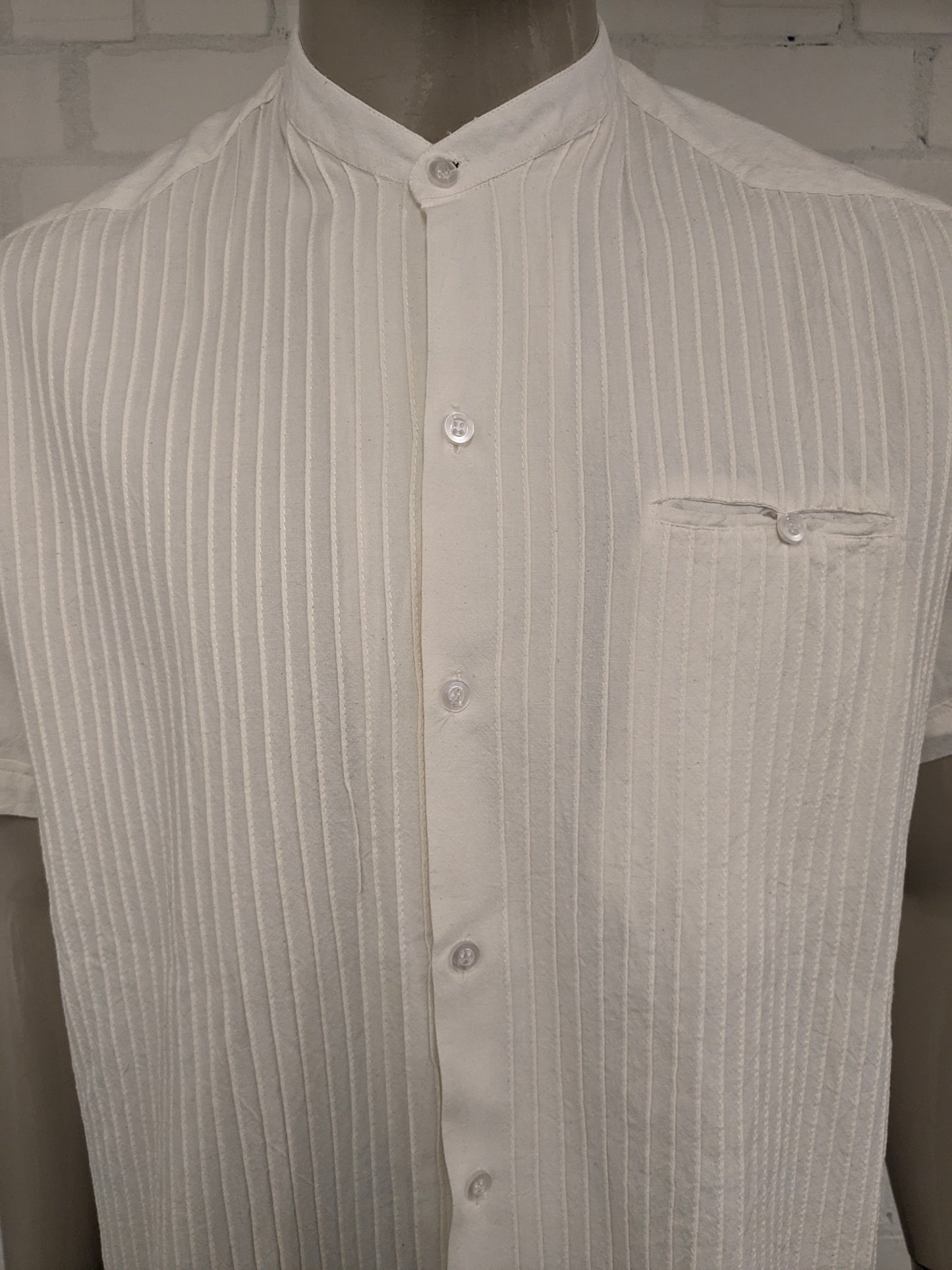 Vintage Yacateca overhemd korte mouw. Mao, Boeren-, Korte kraag. Beige gekleurd. Maat XL. voelbaar gestreept motief.