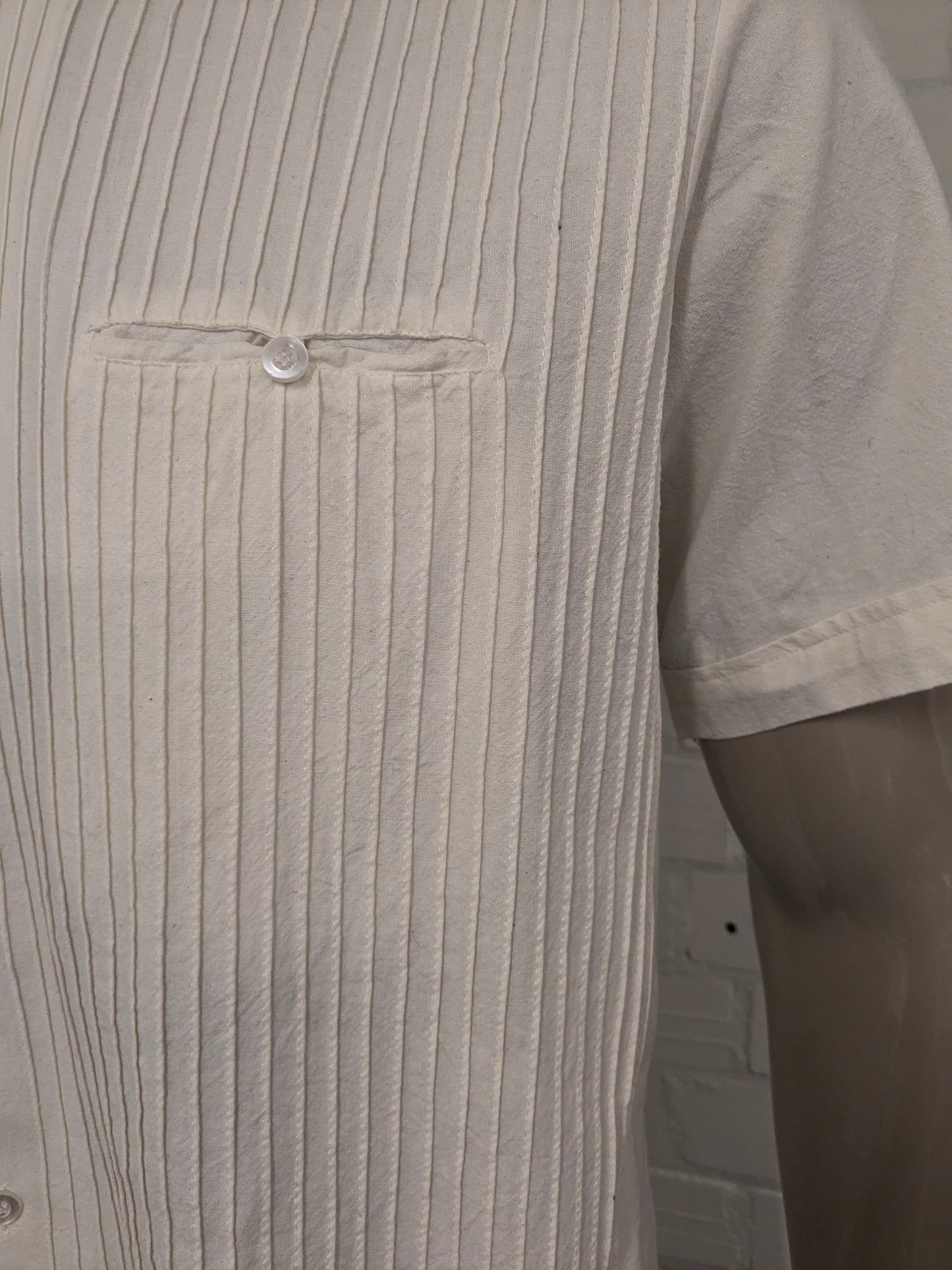 Vintage Yacateca overhemd korte mouw. Mao, Boeren-, Korte kraag. Beige gekleurd. Maat XL. voelbaar gestreept motief.