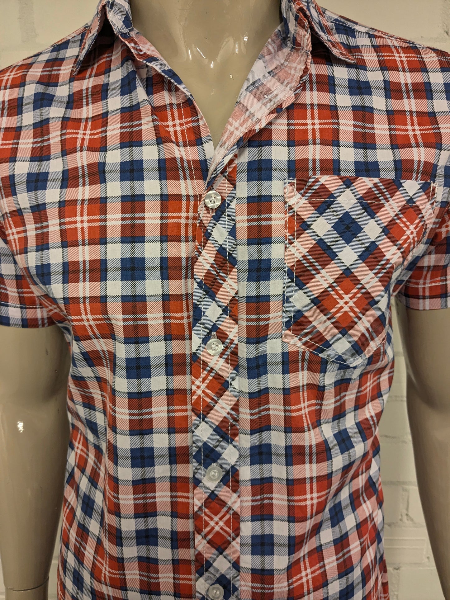 Camisa Vintage de los 70 manga corta. Azul blanco rojo revisado. Tamaño M.