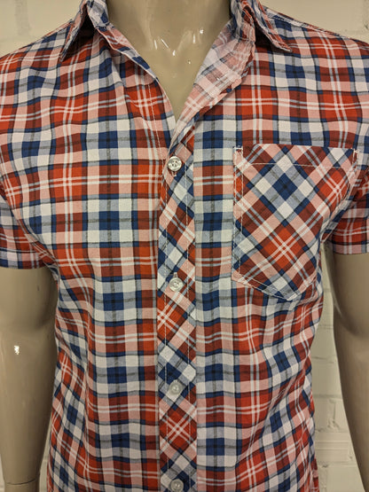 Camisa Vintage de los 70 manga corta. Azul blanco rojo revisado. Tamaño M.