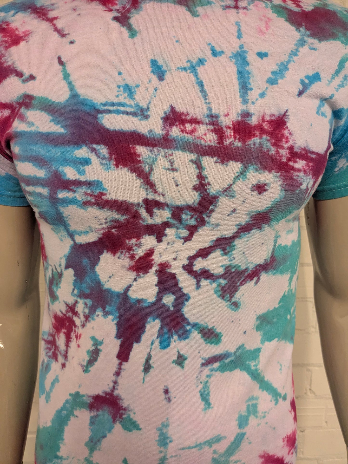 Cravage de la chemise de teinture. Impression bleu vert rose. Taille S.