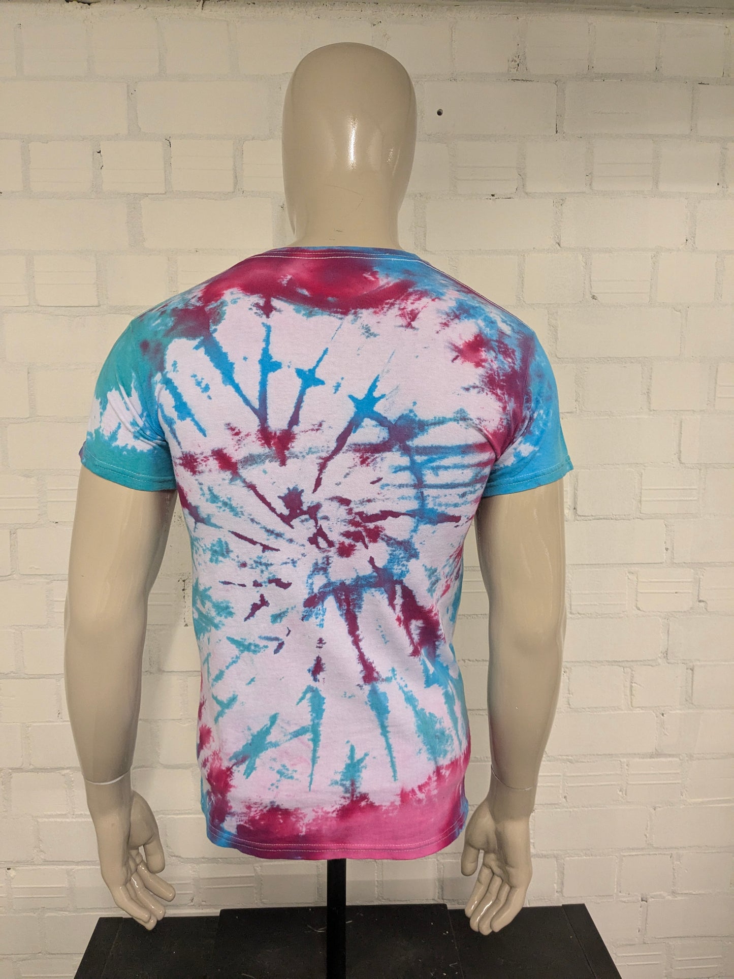 Cravage de la chemise de teinture. Impression bleu vert rose. Taille S.