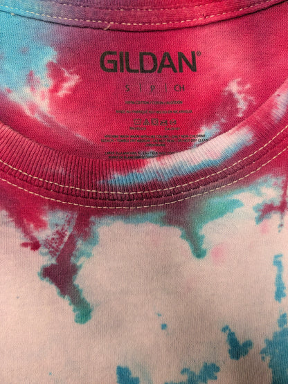 Cravage de la chemise de teinture. Impression bleu vert rose. Taille S.