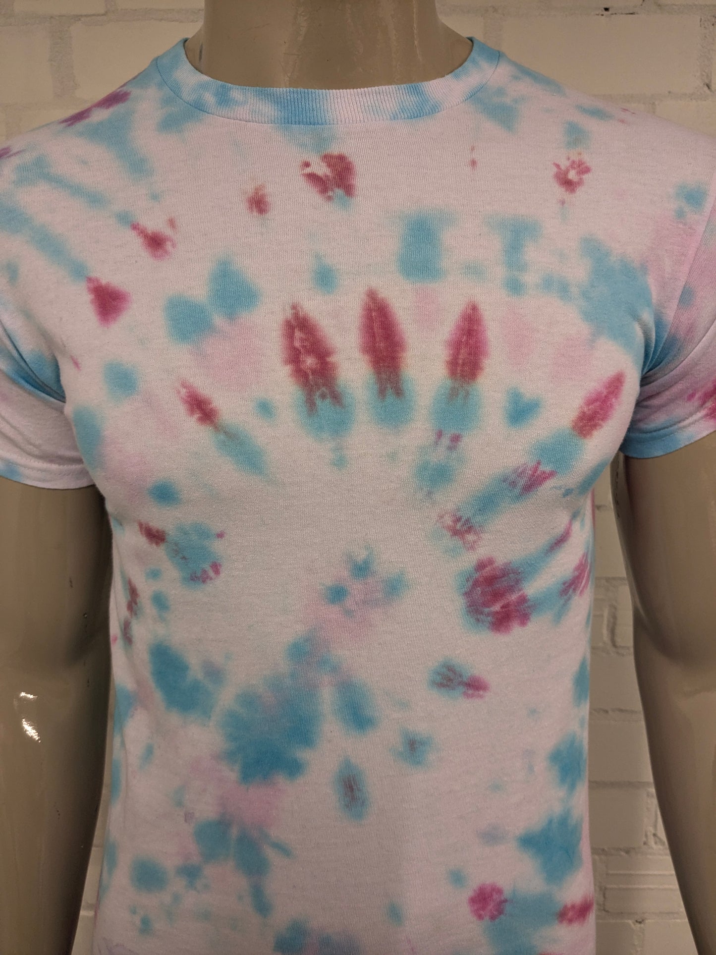 Cravage de la chemise de teinture. Impression bleu rose. Size S.