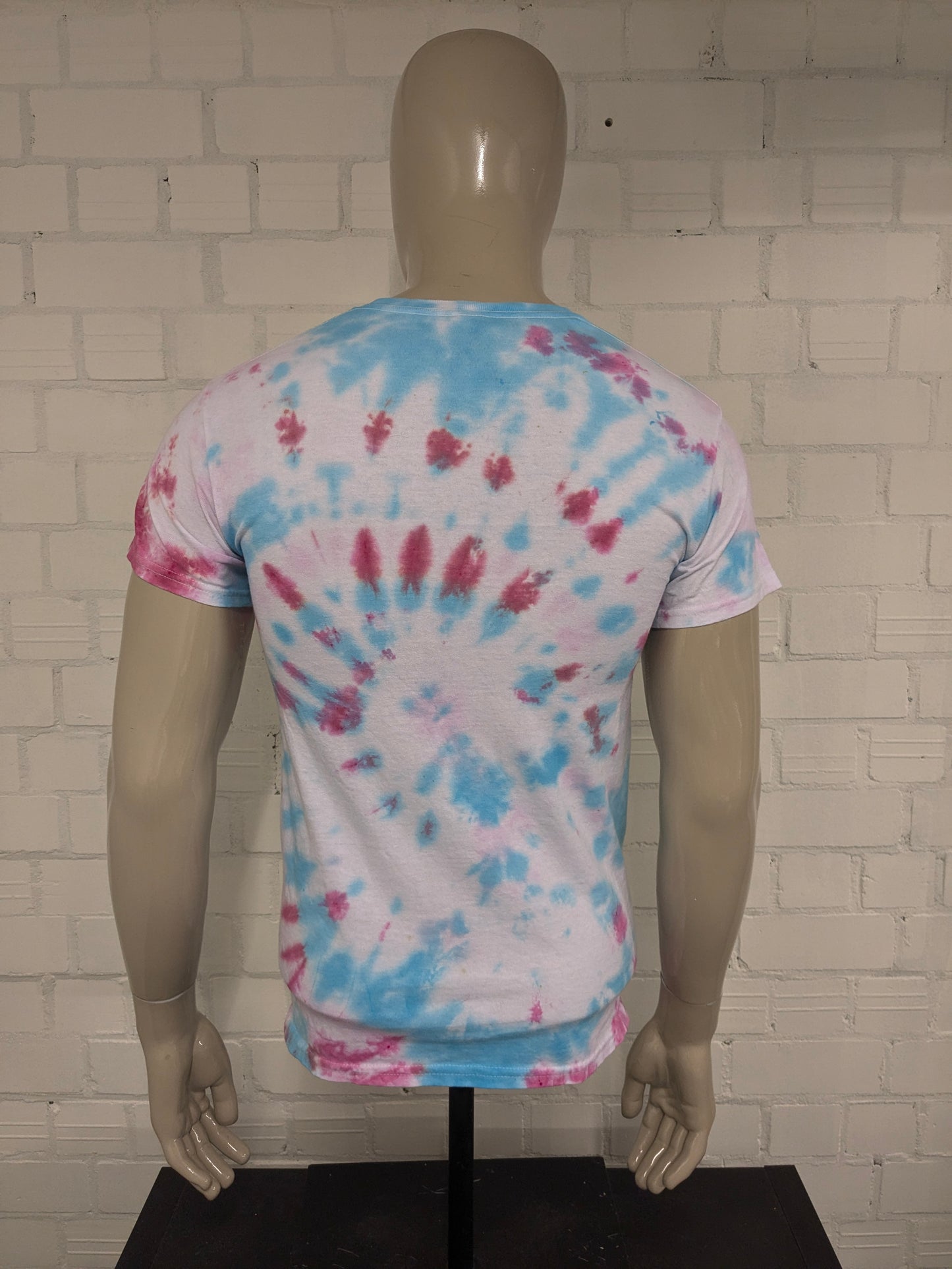 Cravage de la chemise de teinture. Impression bleu rose. Size S.