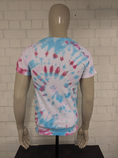 Cravage de la chemise de teinture. Impression bleu rose. Size S.