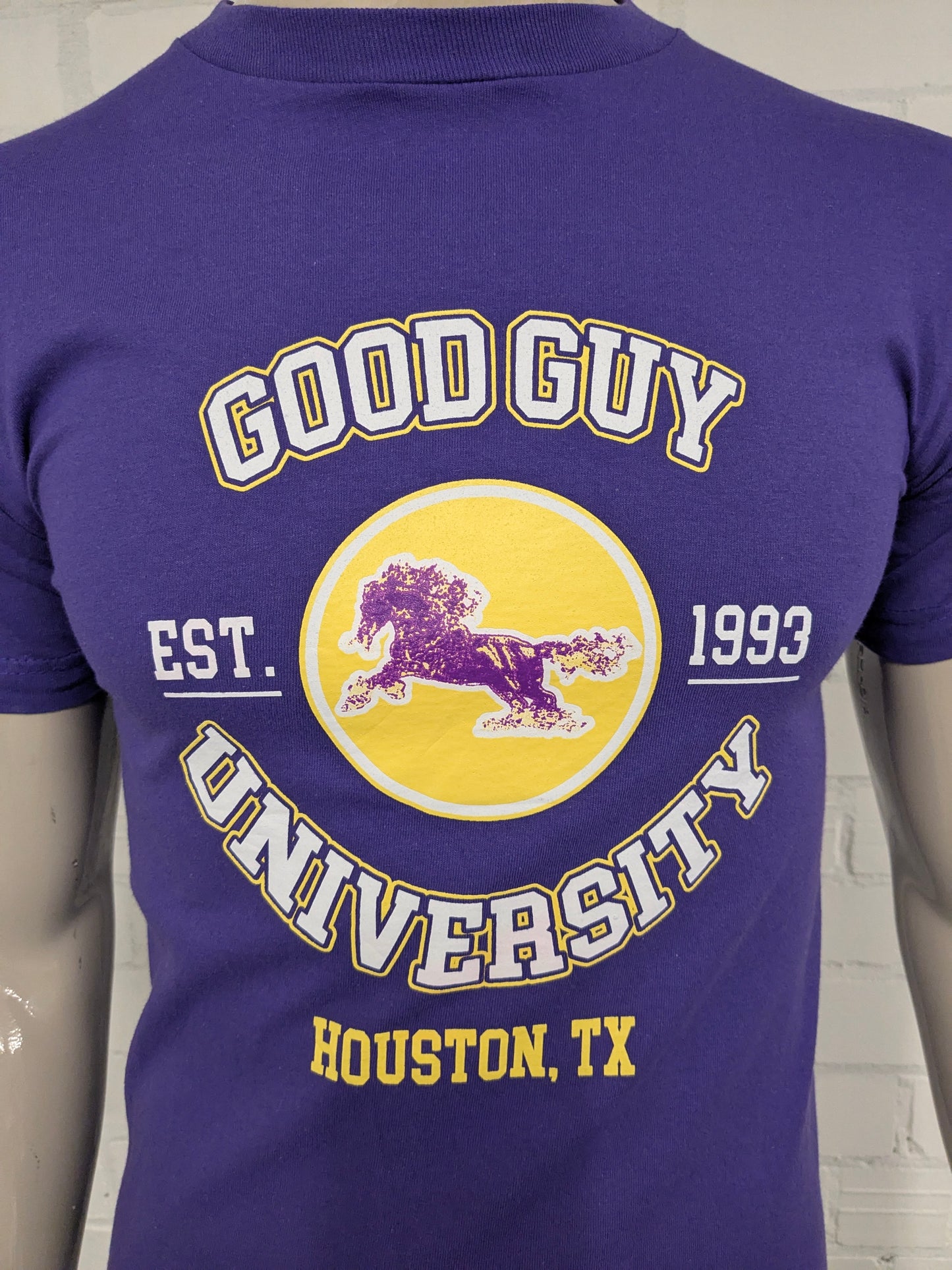 Good Guy University shirt. Paars met opdruk. Maat S.