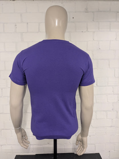 Good Guy University shirt. Paars met opdruk. Maat S.
