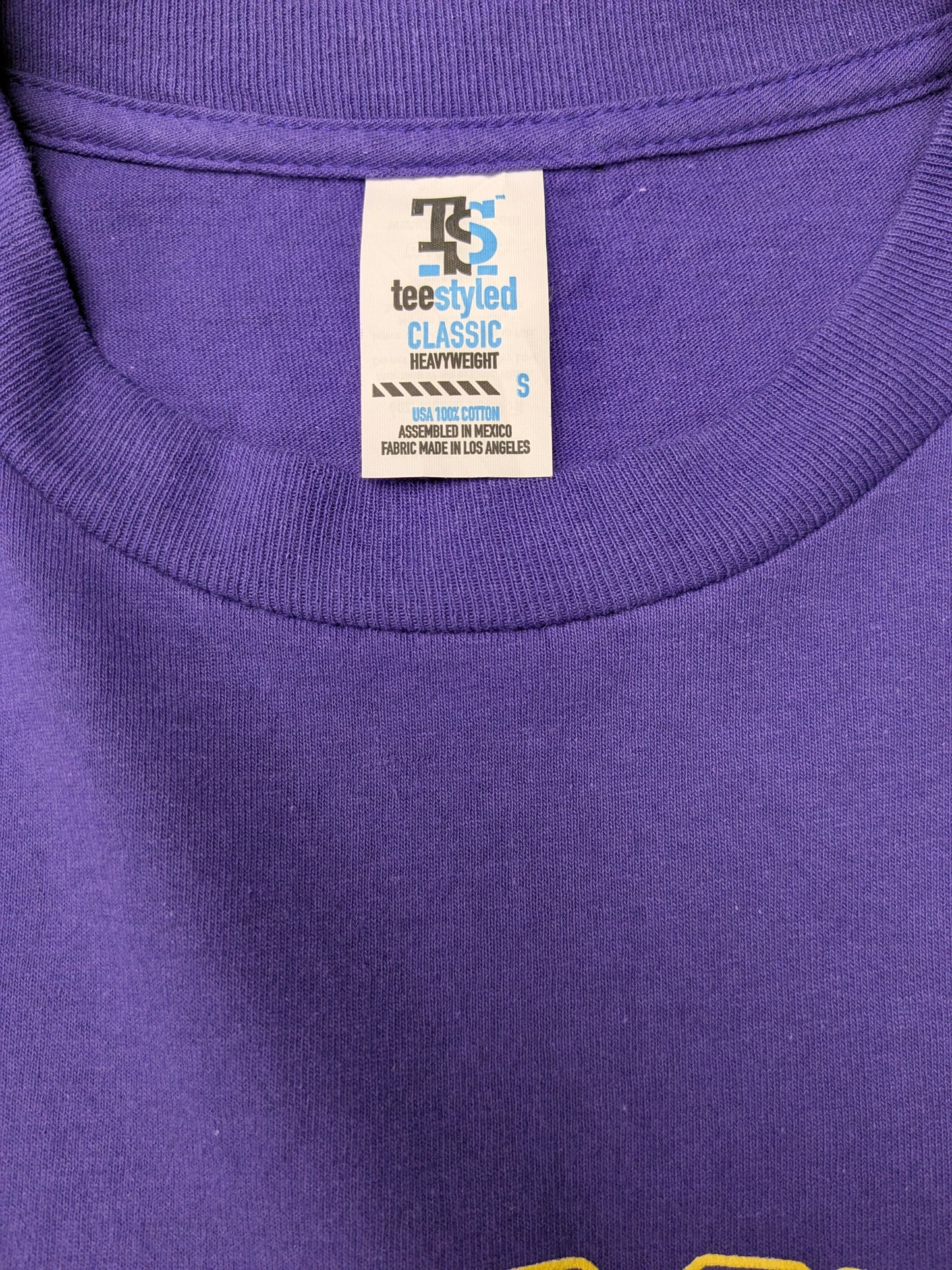 Good Guy University shirt. Paars met opdruk. Maat S.