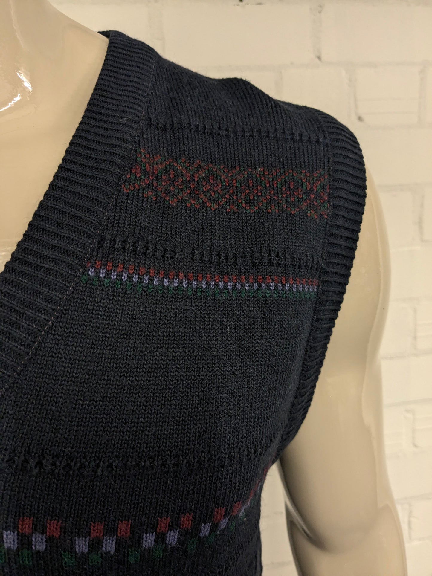 Spencer in lana vintage con scollo a V. Viola verde rosso blu scuro colorato. Taglia L.