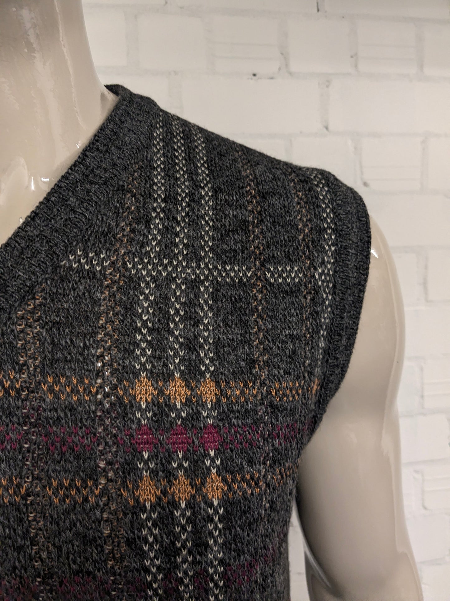 Marc René Wollen spencer met V-Hals. Grijs Rood Geel gekleurd. Maat L.