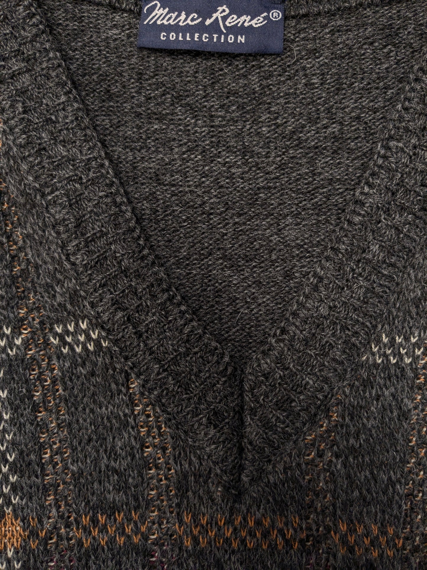 Marc René Wollen spencer met V-Hals. Grijs Rood Geel gekleurd. Maat L.