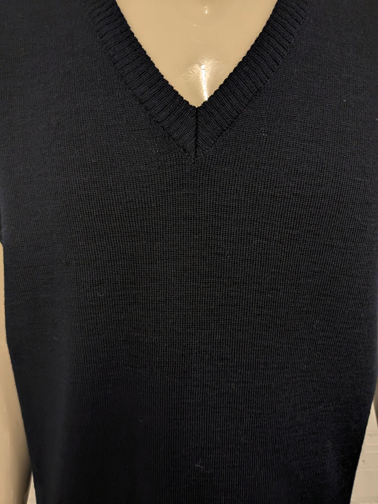 Wollen spencer met V-Hals. Donker Blauw gekleurd. Maat XL.