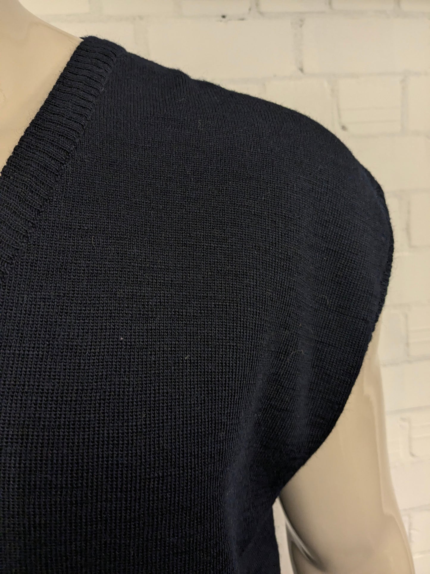 Wollen spencer met V-Hals. Donker Blauw gekleurd. Maat XL.