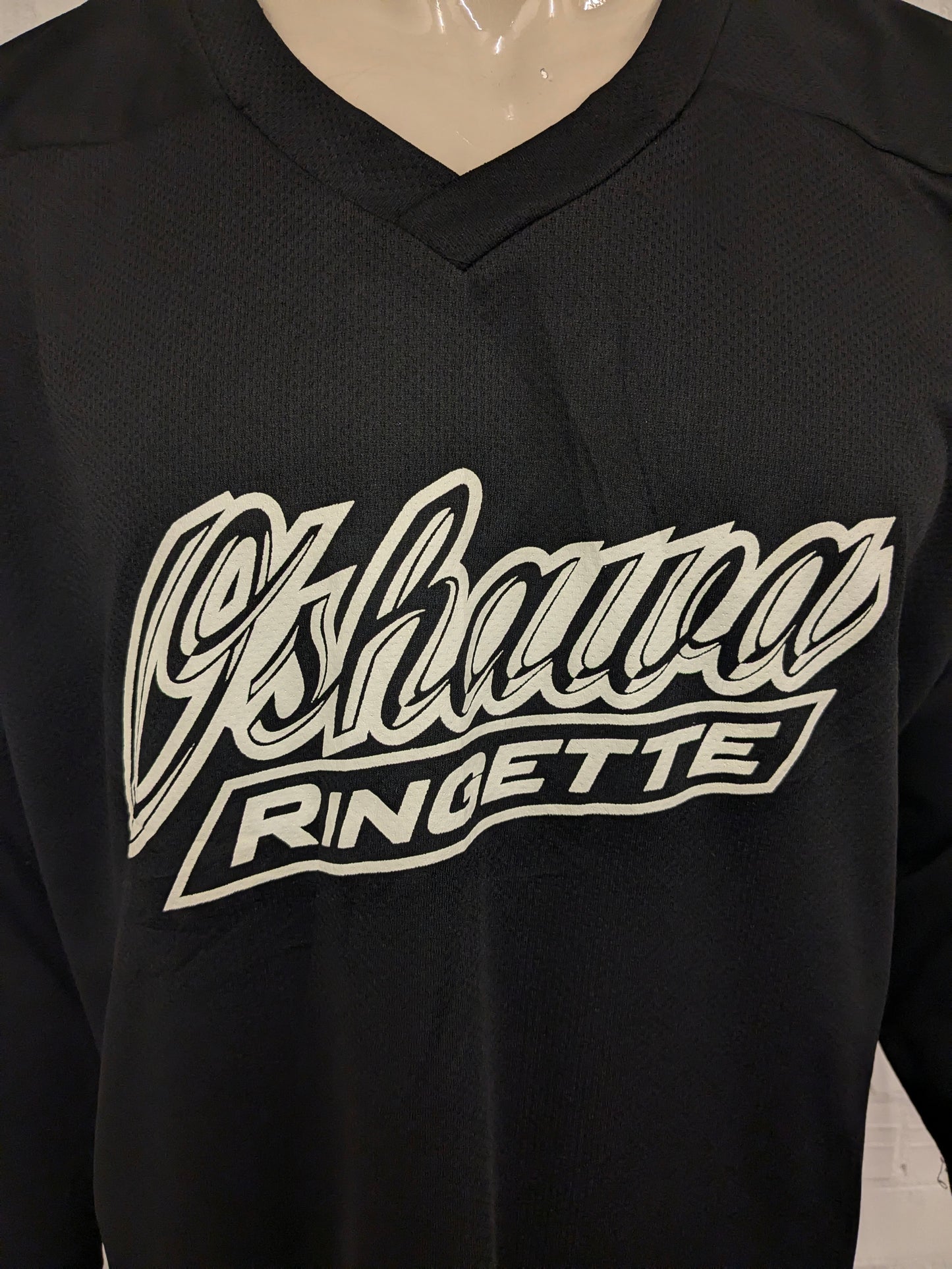 Oshawa Ringette sport longsleeve met V-Hals. Zwart met opdruk. Oversized S / M.
