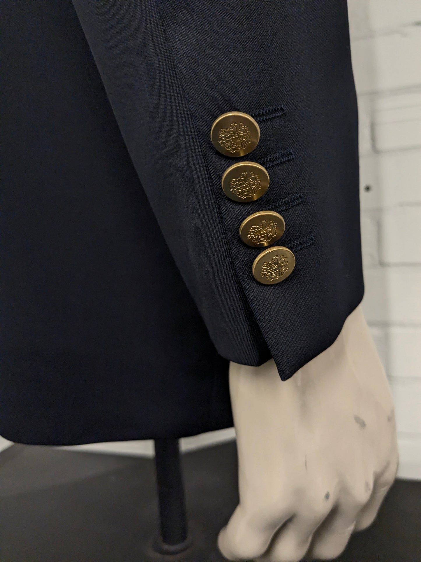 Eduard Dressler Vintage Colbert. Super 100's. Dark blue with gold -colored knots. Size 26 (52 / L).