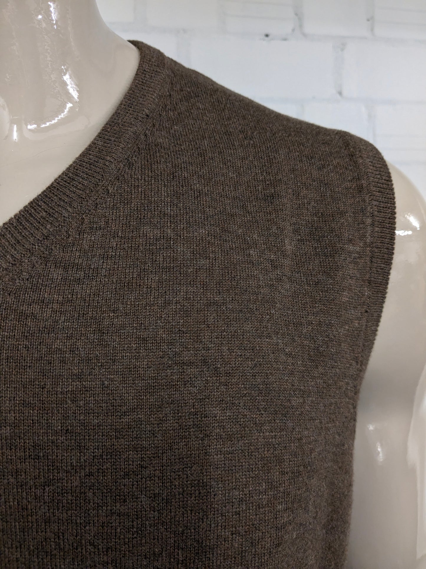 Today's Man Wollen spencer met V-Hals. Bruin gemêleerd. Maat 2XL / XXL.