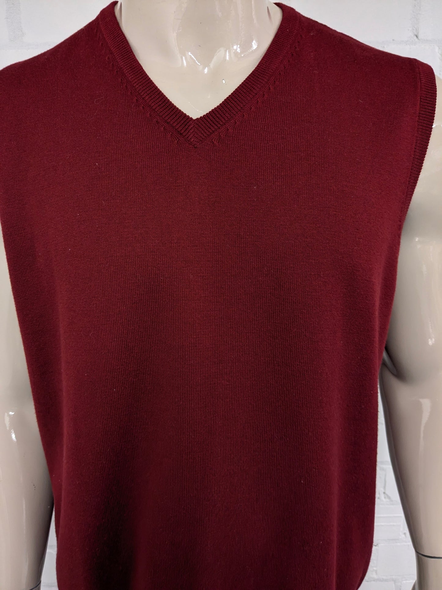 Today's Man Wollen spencer met V-Hals. Donker Rood gekleurd. Maat 2XL / XXL.