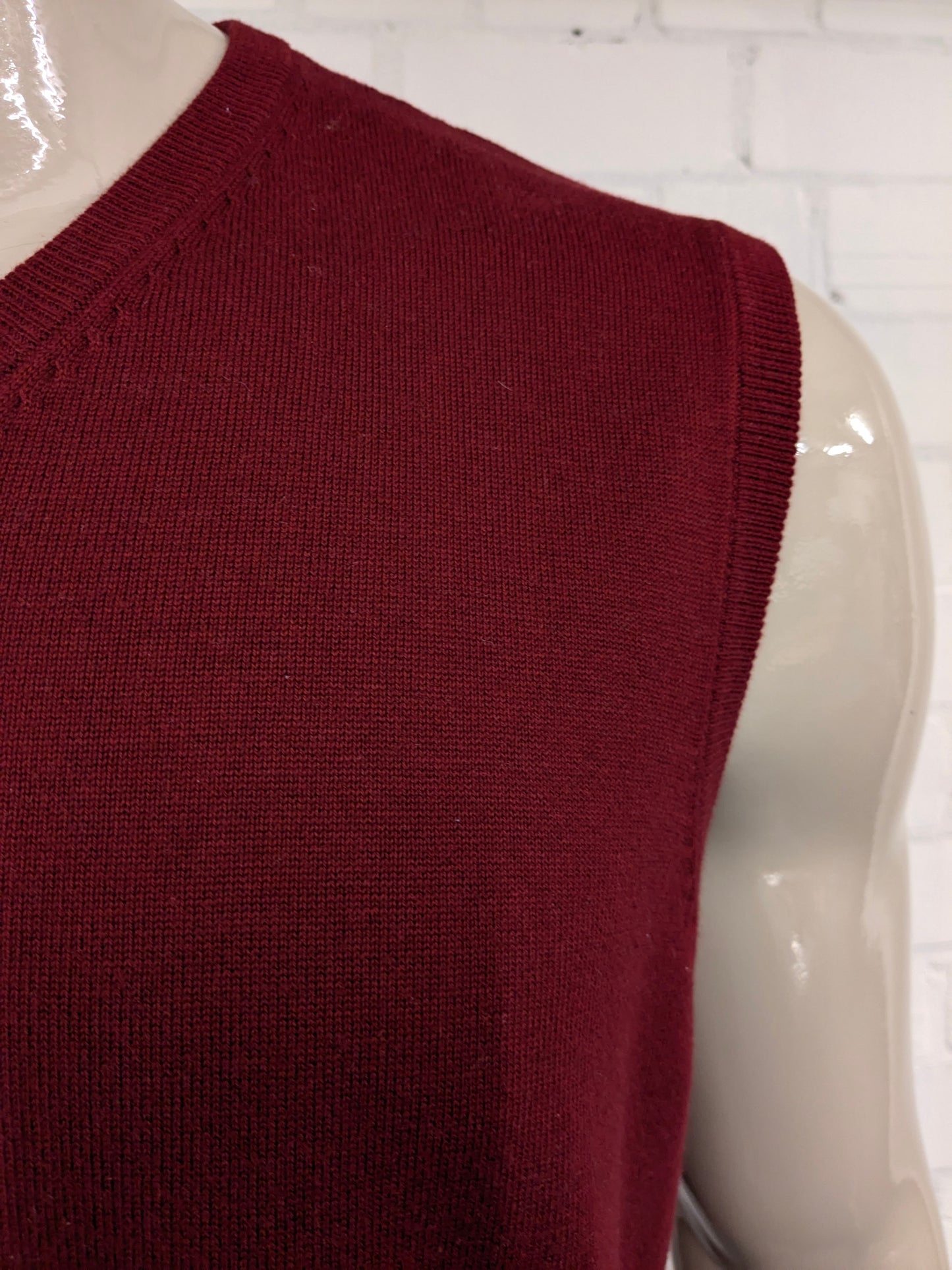 Today's Man Wollen spencer met V-Hals. Donker Rood gekleurd. Maat 2XL / XXL.