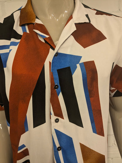 Shirt a manica corta Defacto. Stampa nera blu marrone. Dimensione L. viscosa.