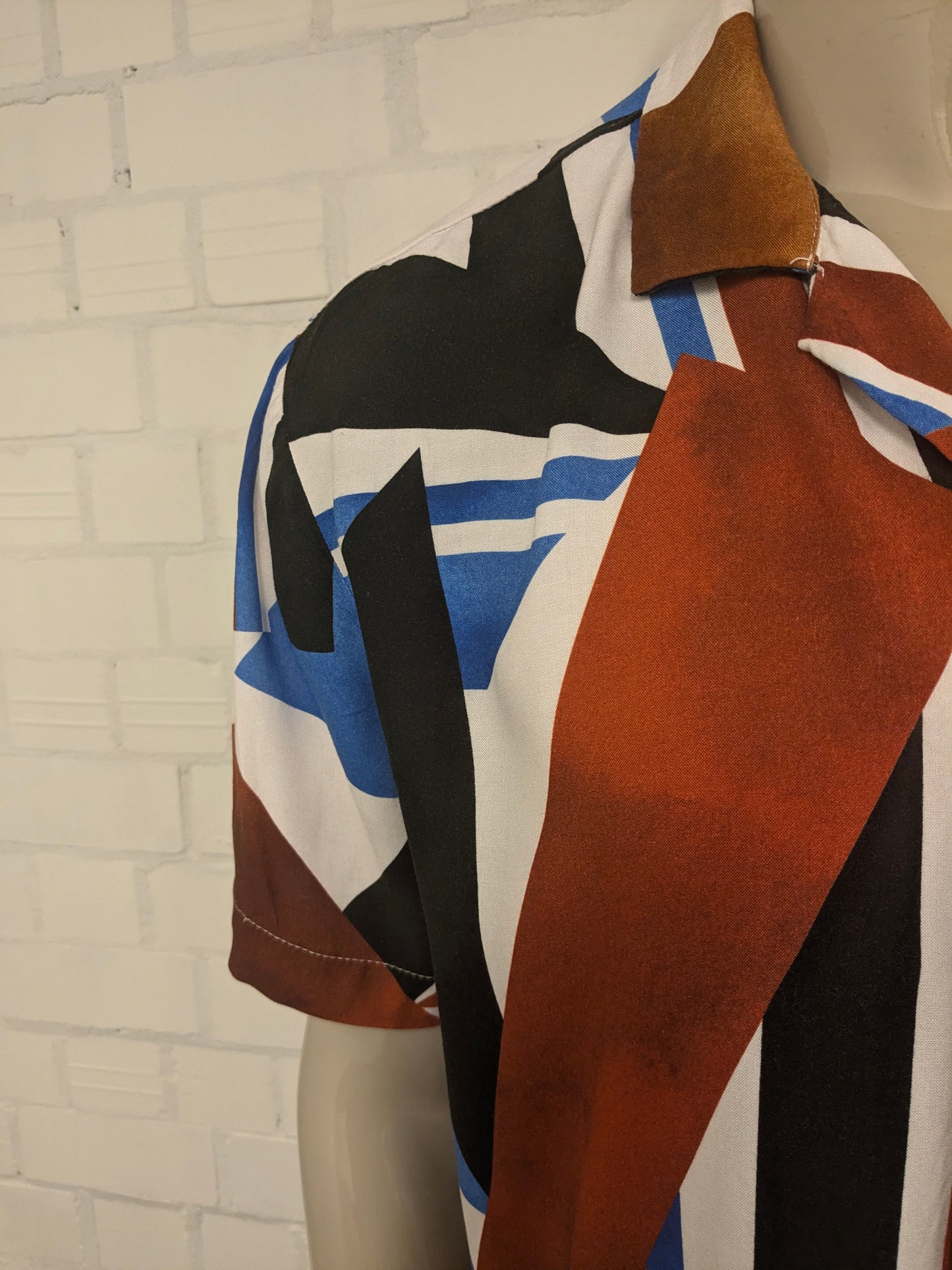 Shirt a manica corta Defacto. Stampa nera blu marrone. Dimensione L. viscosa.