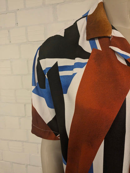 Shirt a manica corta Defacto. Stampa nera blu marrone. Dimensione L. viscosa.