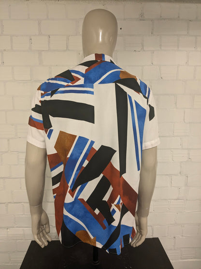 Shirt a manica corta Defacto. Stampa nera blu marrone. Dimensione L. viscosa.