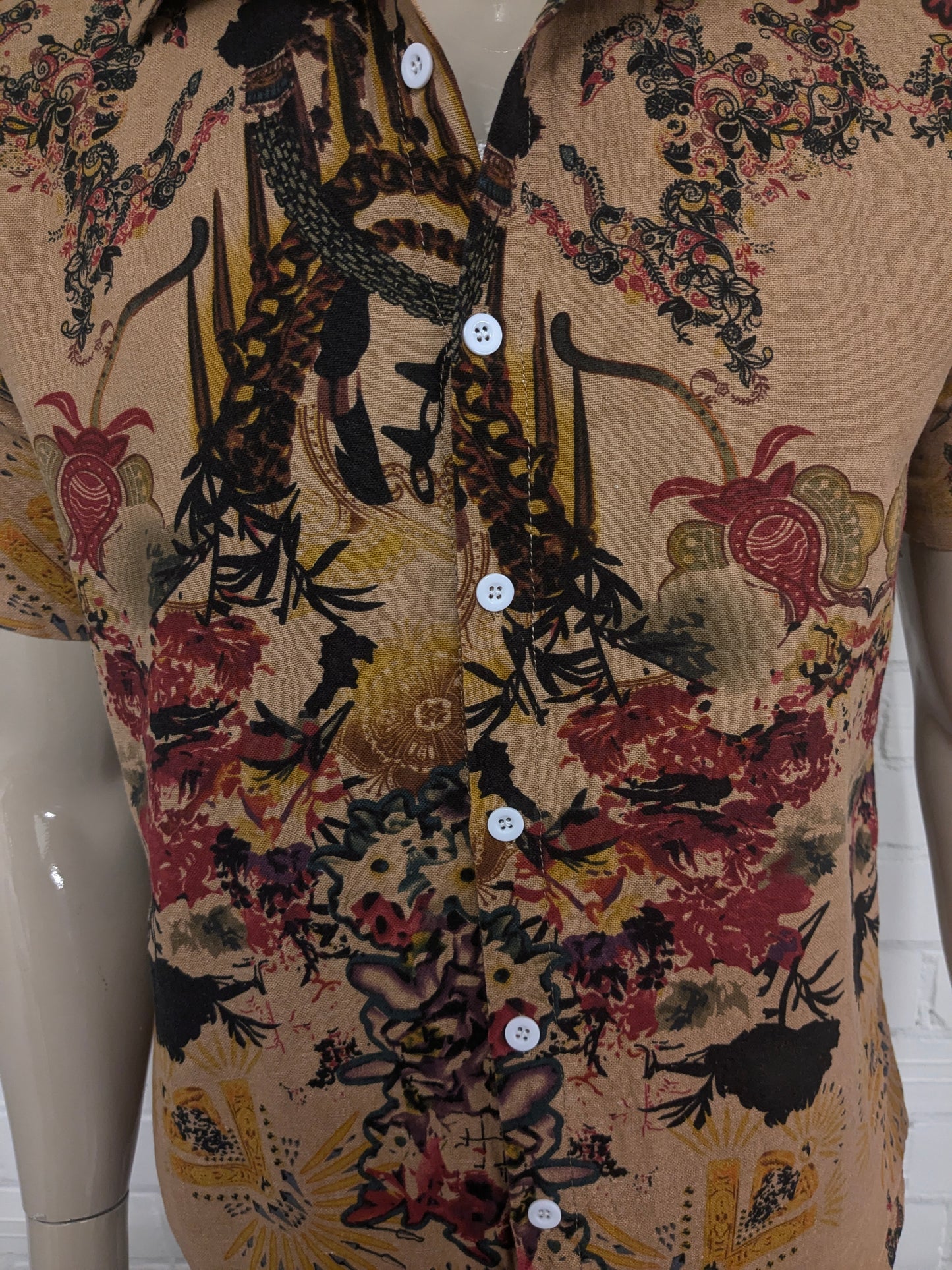 Camicia corta senza marca vintage. Stampa gialla rossa marrone. Taglia L.