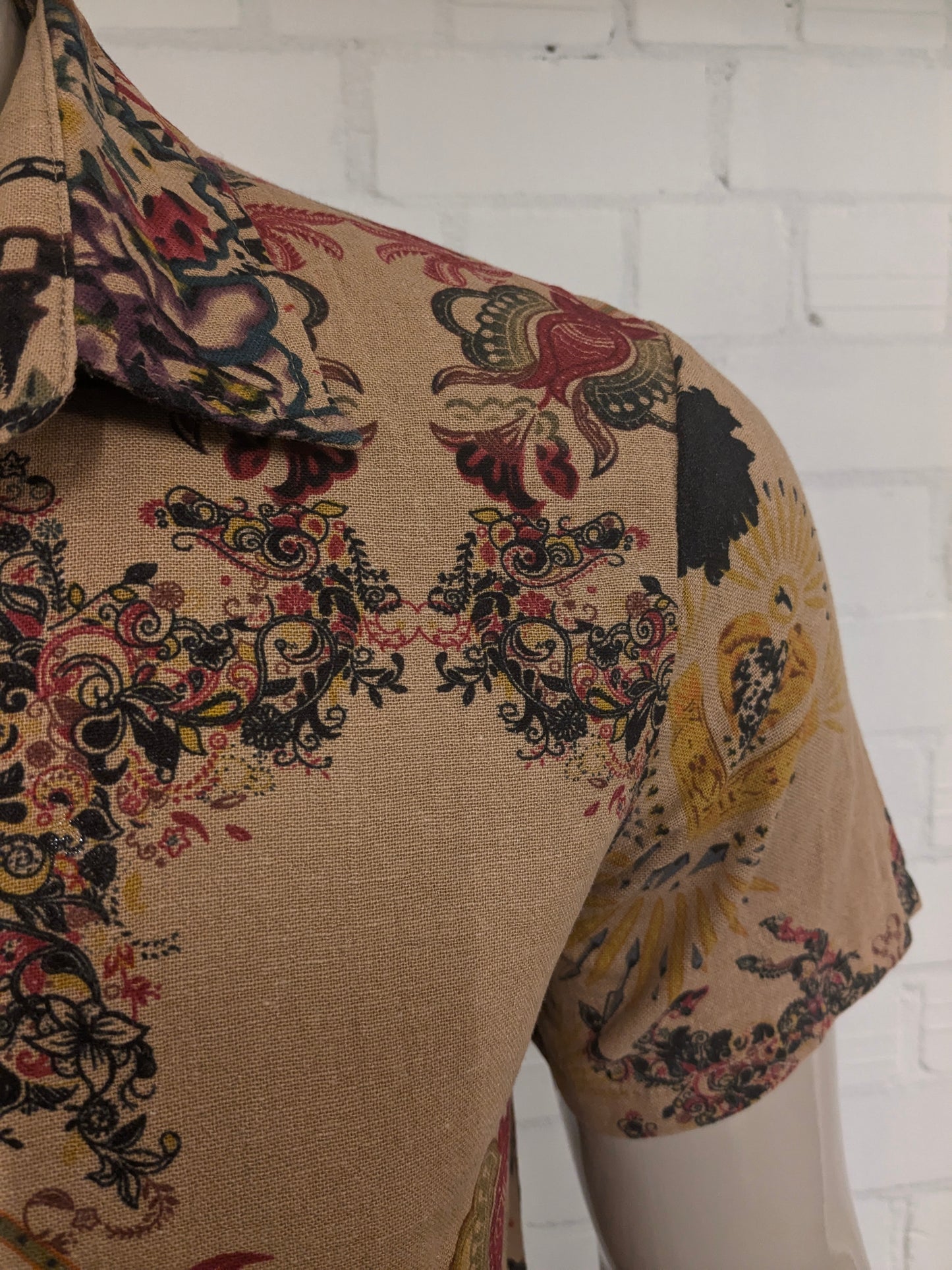 Camicia corta senza marca vintage. Stampa gialla rossa marrone. Taglia L.