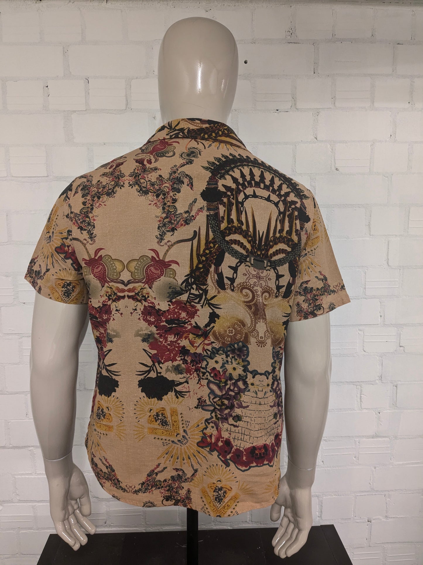 Camicia corta senza marca vintage. Stampa gialla rossa marrone. Taglia L.