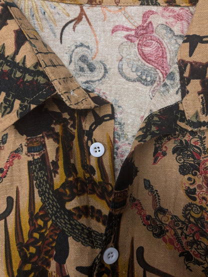 Camicia corta senza marca vintage. Stampa gialla rossa marrone. Taglia L.