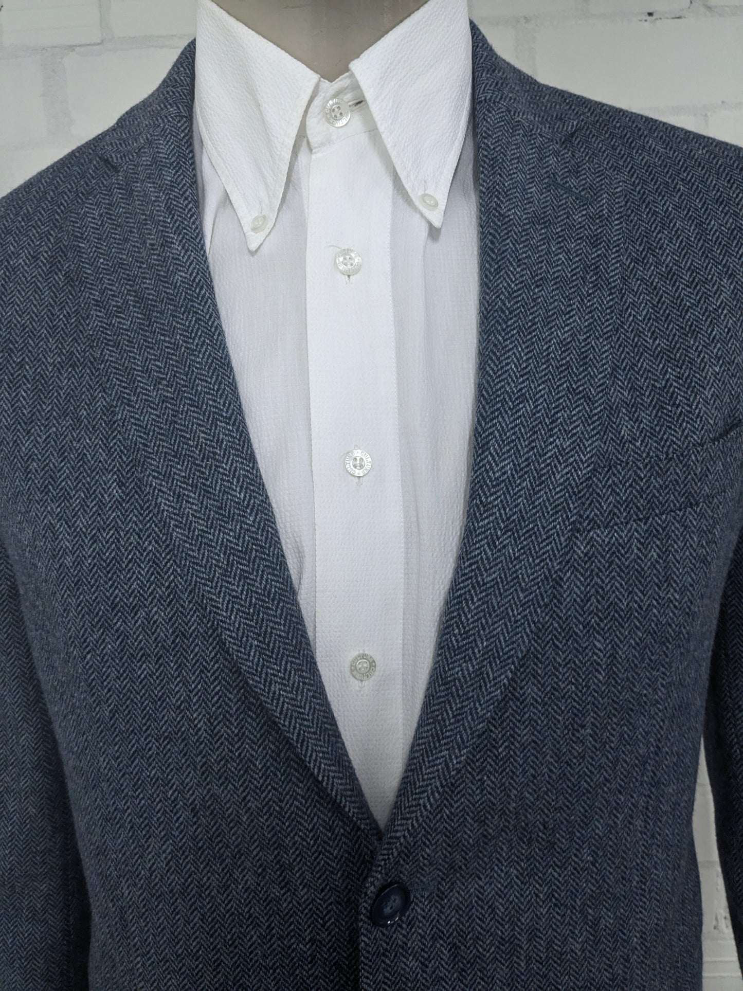 La veste bostonienne en laine. Motif à chevrons gris bleu. Taille 52 / L.