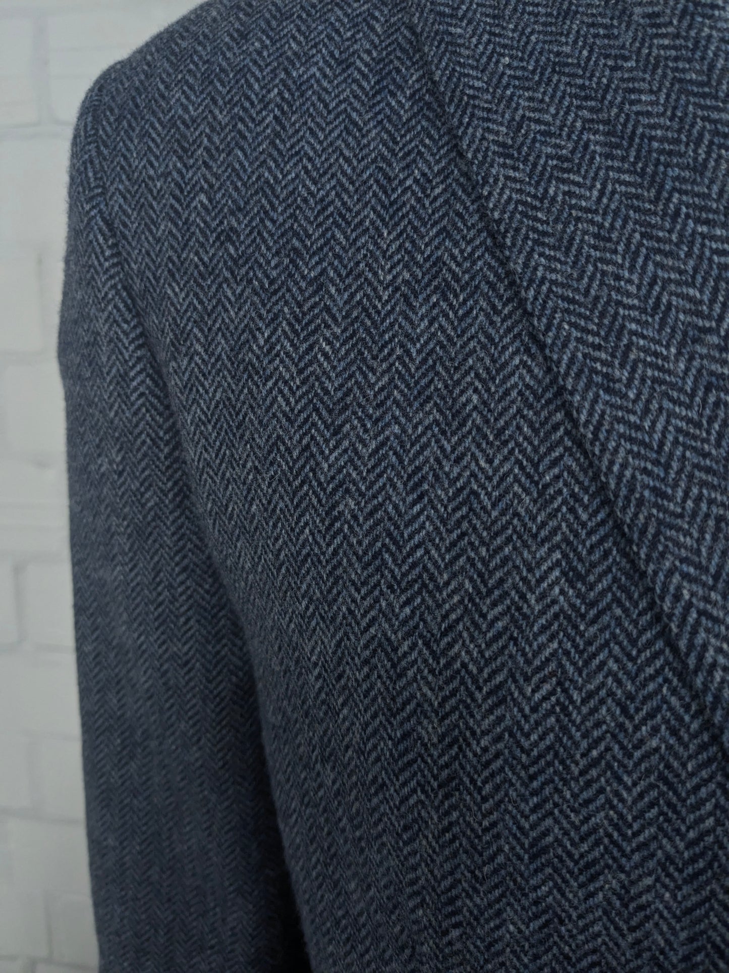 La veste bostonienne en laine. Motif à chevrons gris bleu. Taille 52 / L.