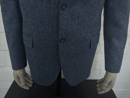 La veste bostonienne en laine. Motif à chevrons gris bleu. Taille 52 / L.